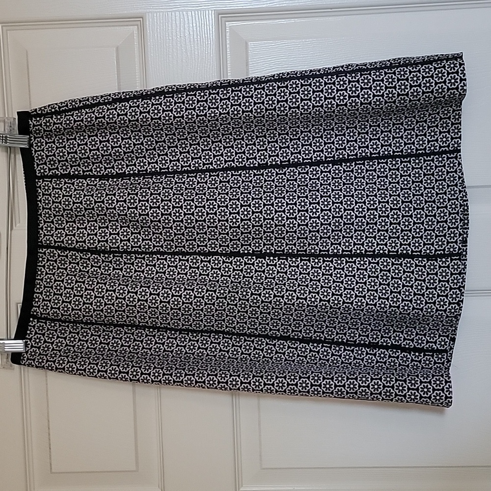 Charter Club 100% Size 6 Silk Black Skirt White Flowers Office Business Casual